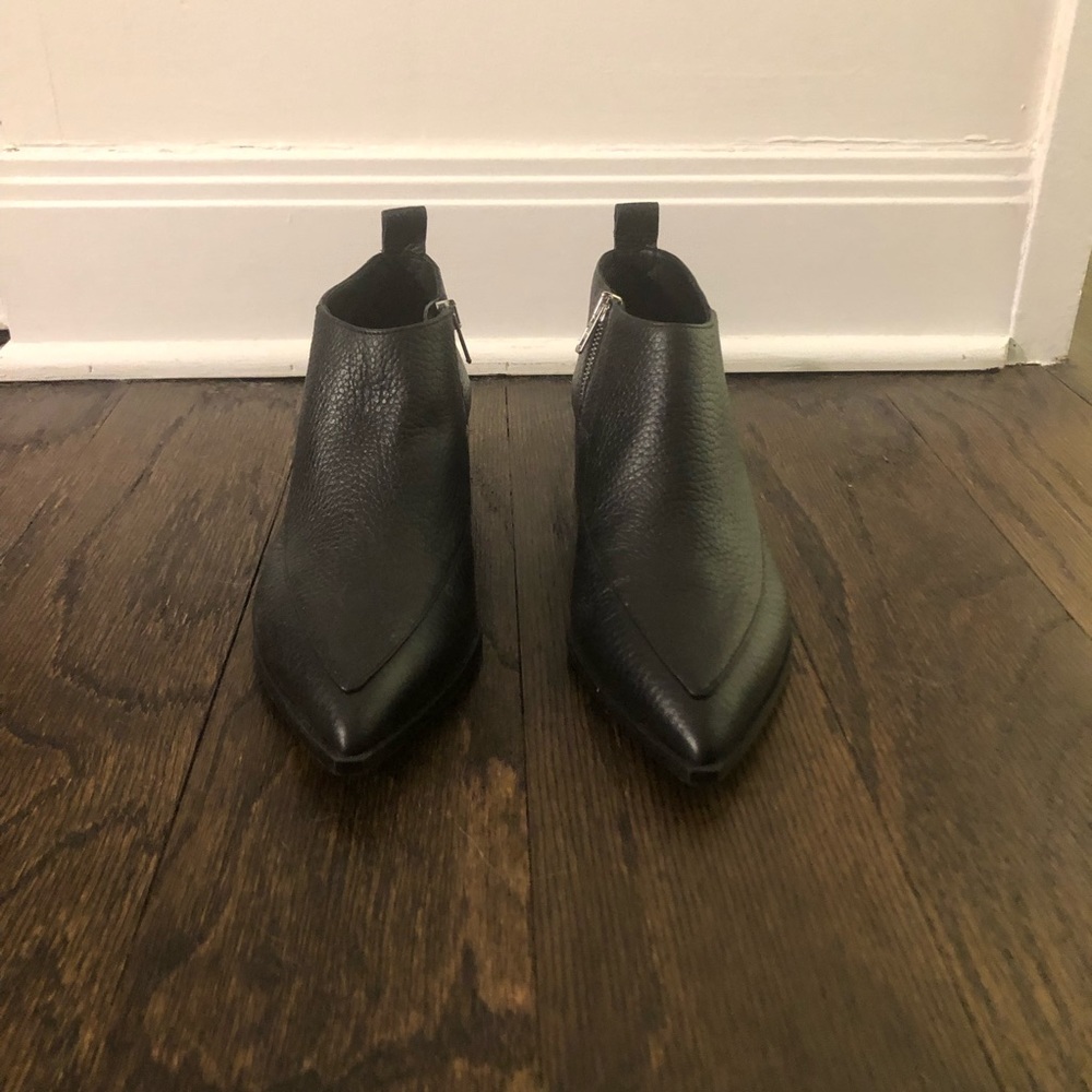 NEW WITH SOLE PROTECTOR. NEVER BEEN WORN